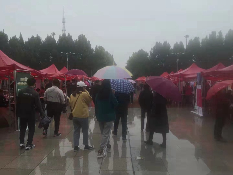 “雨中求賢，職等你來(lái)”農(nóng)達(dá)生化參加中牟縣招才引智人才招聘會(huì)(圖3)